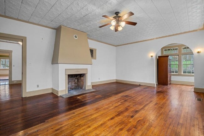 Building Photo - 113 Dell St