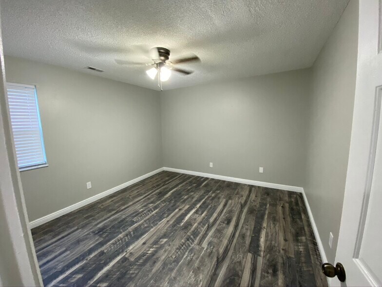 Building Photo - 9057 W Swan Cir