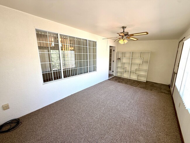 Building Photo - Spacious 3BR Cul-de-Sac Home with Bonus Room, New Carpet & Split Floor Plan!