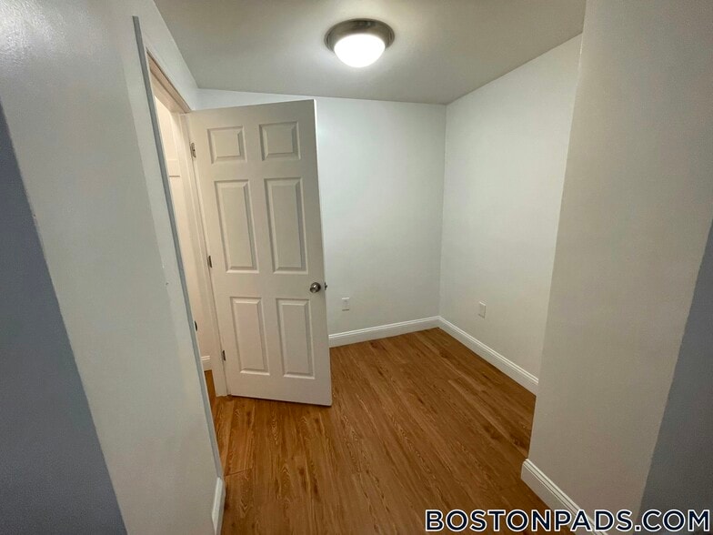 Building Photo - 149 Park Dr