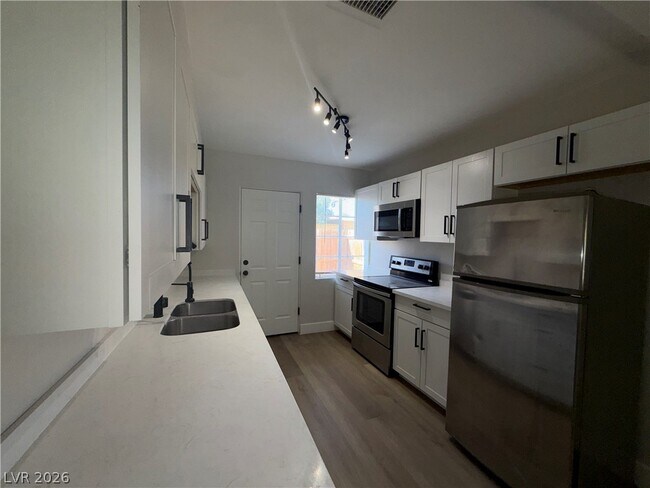 Building Photo - 1628 Thelma Ln