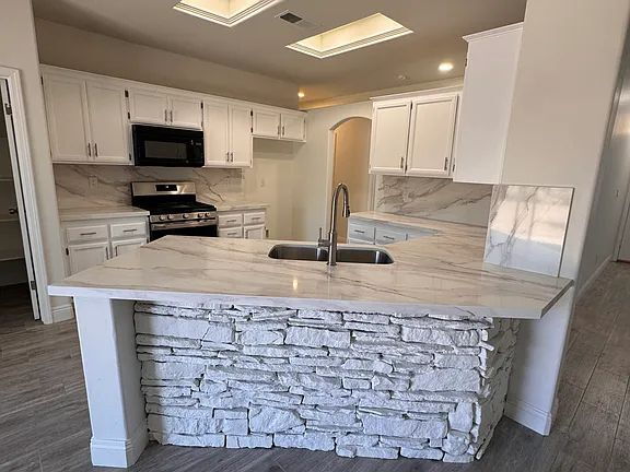 Building Photo - "Charming 3-Bed Oasis with Cozy Fireplace on Lighthouse Dr, Bakersfield!"