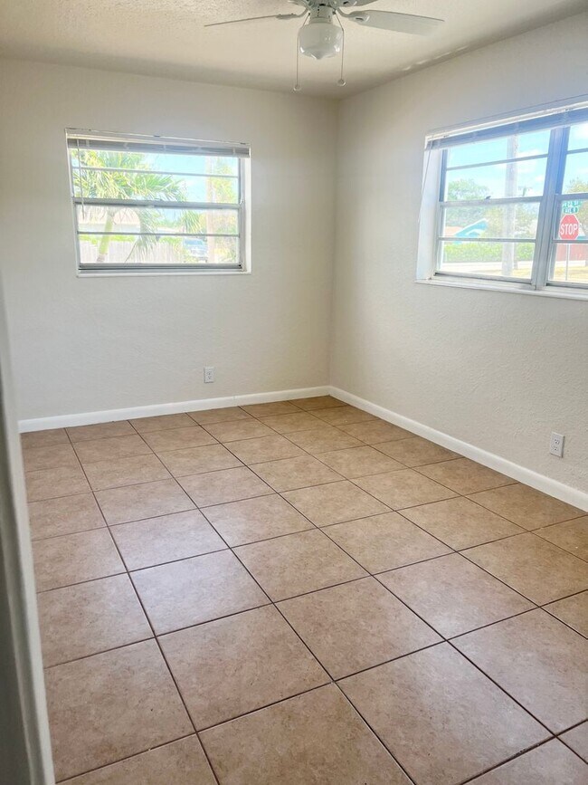 Building Photo - LARGE NEWLY RENOVATED APARTMENTS Application fee is waived during move in