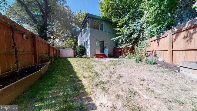 Building Photo - 213 E Raymond Ave