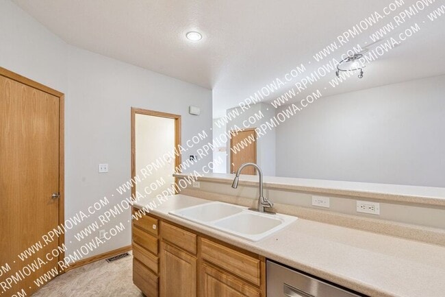 Building Photo - 513 E 4th St