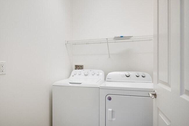 Building Photo - 3 bed/2 1/2 Bath. Pet Friendly, Pool,