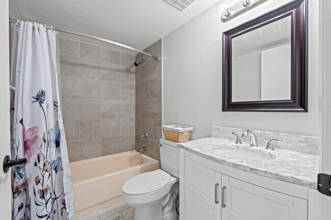 Building Photo - 3715 Village Dr