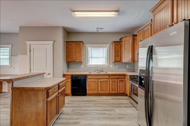 Building Photo - Welcome to this stunning 4-bedroom, 2.5-ba...