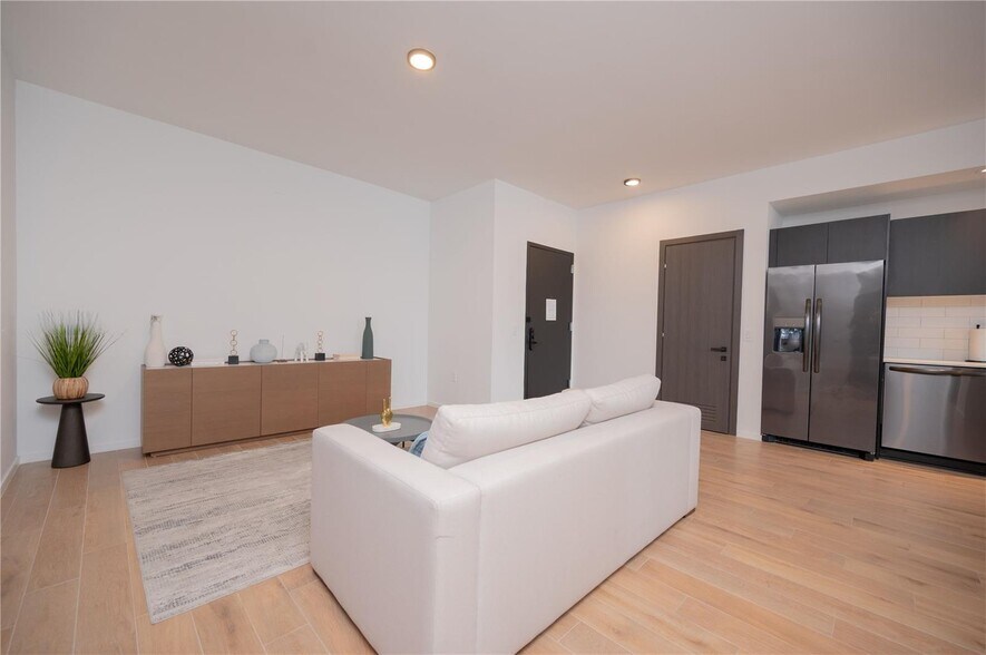 Building Photo - 398 NE 5th St