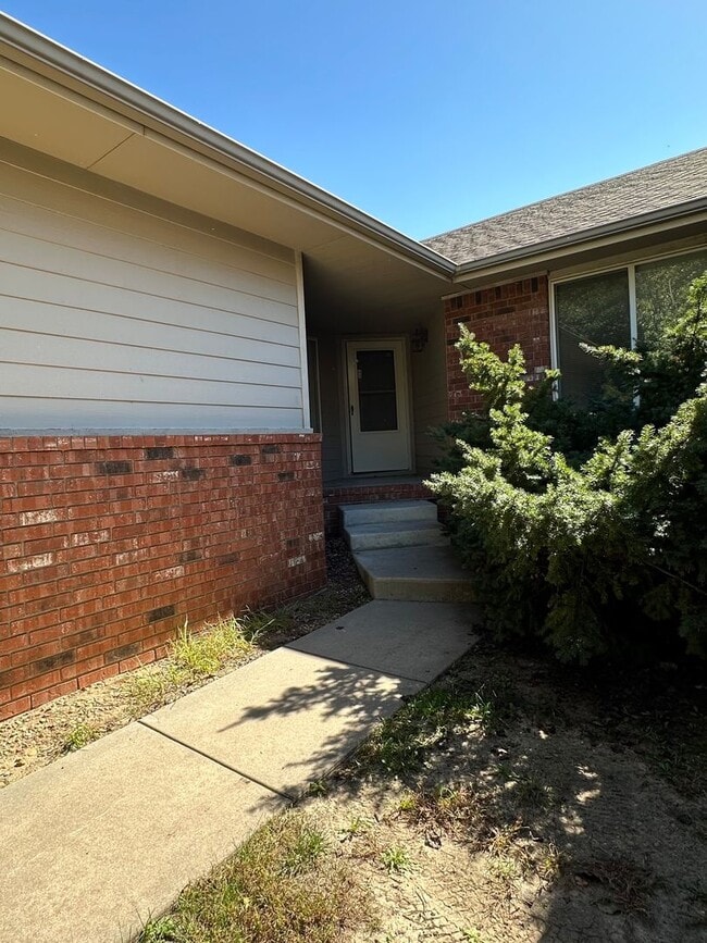 Building Photo - West Side Duplex - $300 off 1st Month !!