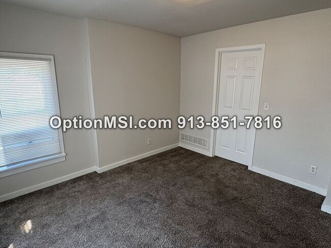 Building Photo - Freshly updated half-duplex