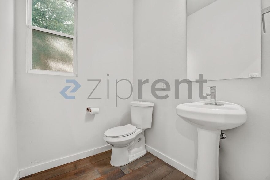 Building Photo - Unit A