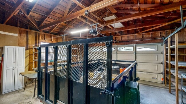 Building Photo - Bright and Beautiful 4 bedroom 2.5 Bath with large enclosed back yard and close proximity to Mari...