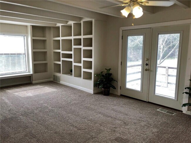 Building Photo - 307 S Mustang Ave