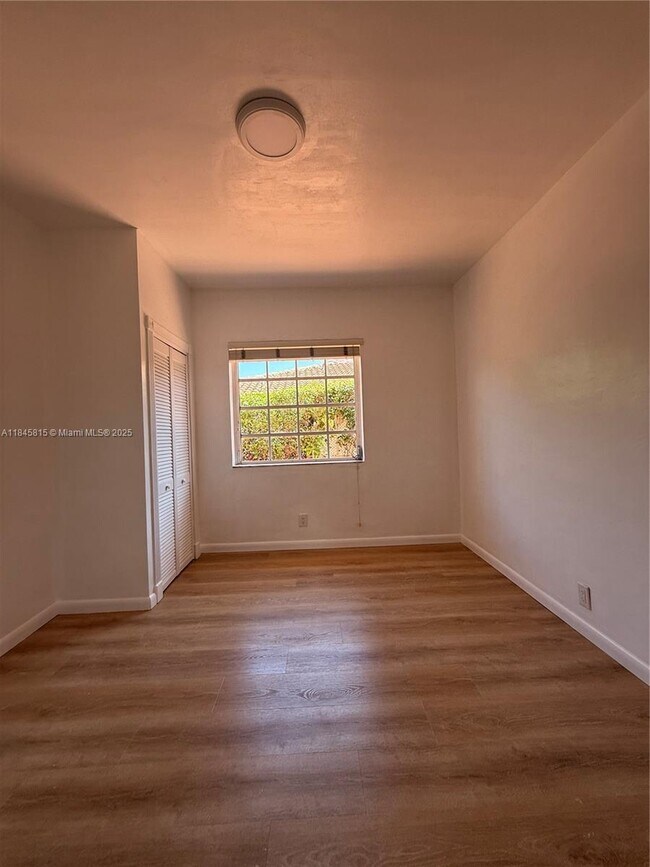 Building Photo - 1218 SW 11th Ave