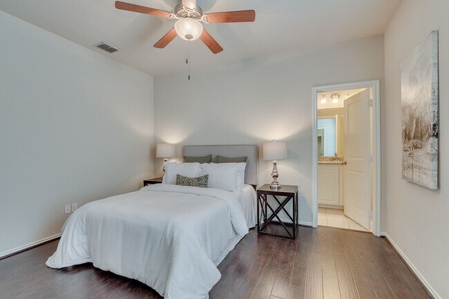 Building Photo - * MOVE IN SUMMER 2026 * $5000/$1000 per bed average 5 Bed 3.5 Bath Short Walk to TCU