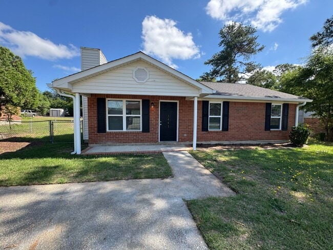 Building Photo - Charming 3 Bedroom, 2 Bath Home Available Now!