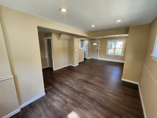 Building Photo - Charming 3-Bedroom Property In Prime location