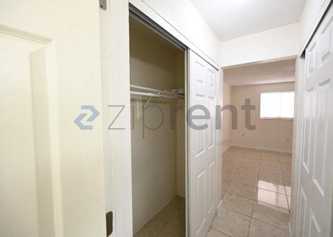 Building Photo - 6040 SW 26th St