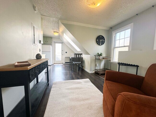 Building Photo - 13 Center St