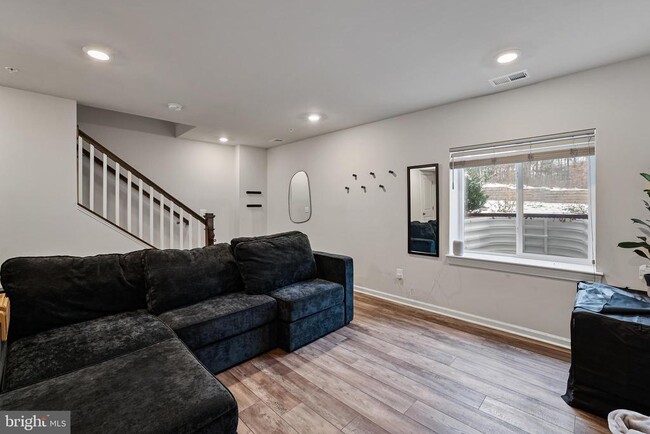 Building Photo - 865 Weald Way