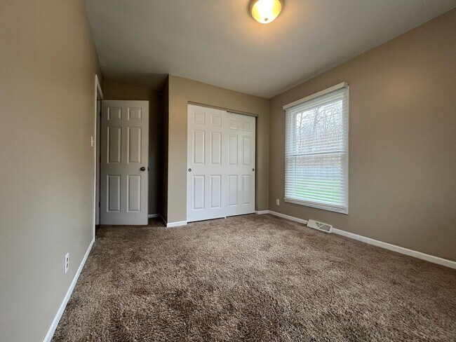 Building Photo - Very Large Home South of Warsaw 4 Bedroom