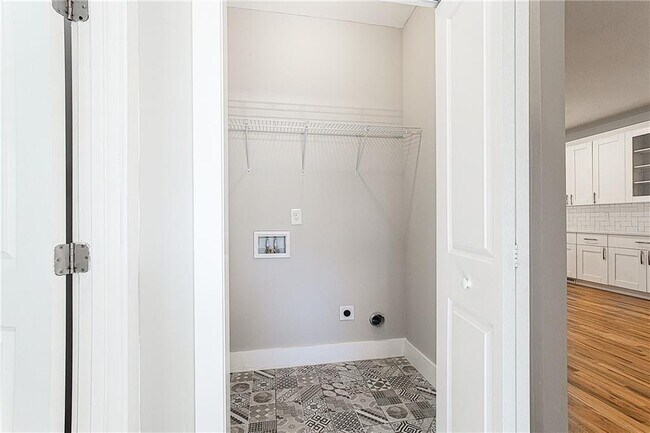 Building Photo - 870 Gaston St SW