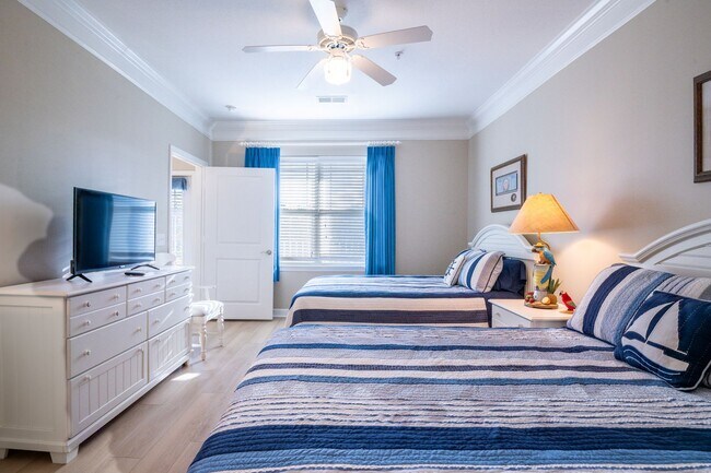 Building Photo - CALLING ALL GOLF ENTHUSIASTS!!! PERFECT OFF-SEASON RENTAL AWAITS YOU.