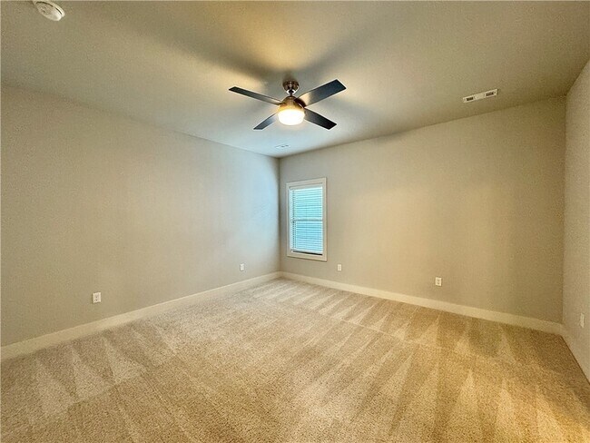 Building Photo - 708 NE Hts Ln