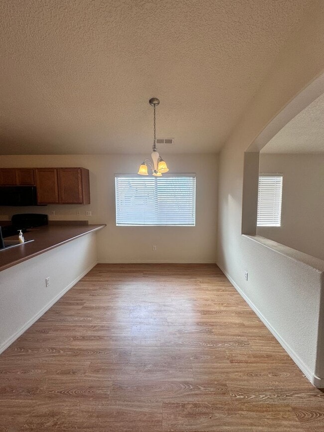 Building Photo - 3 bed 2 bath home in Los Lunas  MOVE IN SPECIAL!