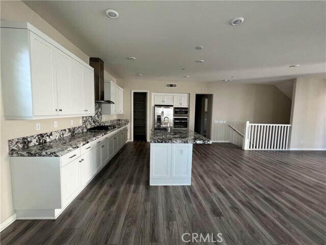 Building Photo - 110 Sculpture