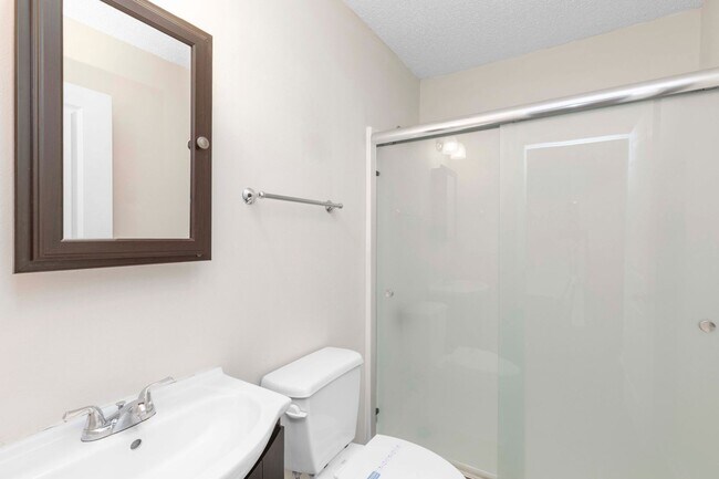 Building Photo - AVAILABLE IN OCTOBER! 2 beds 1 bath