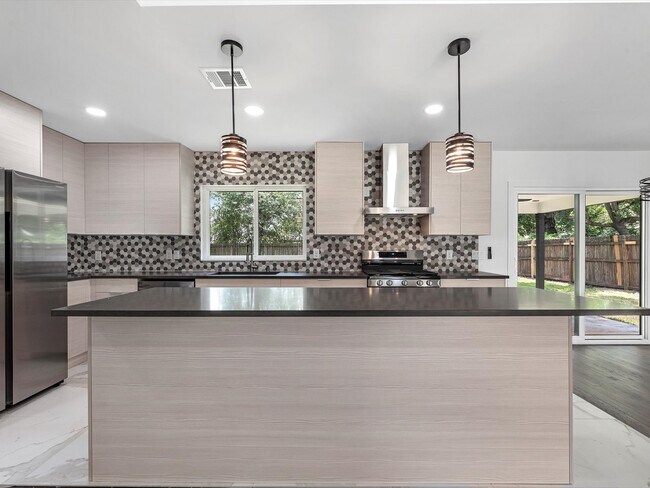 Building Photo - 1107 Stonecrest Dr