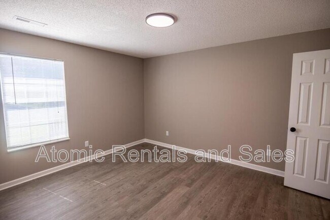 Building Photo - 130 Hawthorne Oaks Way