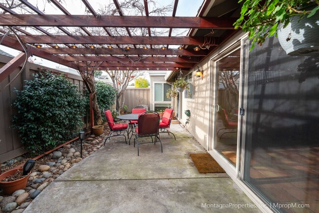 Building Photo - Spacious & Bright Los Gatos Home w/AC and ...