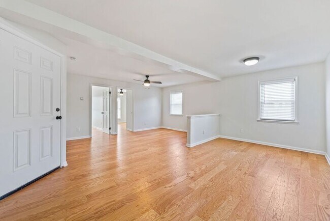 Building Photo - 44 Saratoga Ave