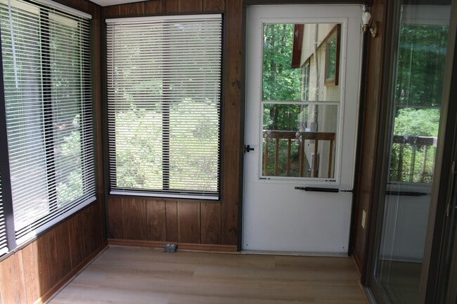 Building Photo - 113 Lake Dr