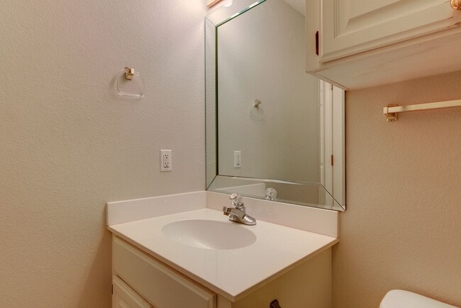 Building Photo - Townhome on Skyline Boulevard For Rent!