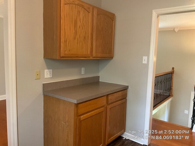 Building Photo - 3 Bedroom / 2.5 Bath House Available Now