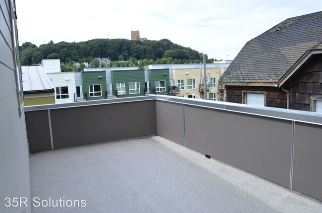Building Photo - 3 br, 2.5 bath House - 948B Hiawatha Place S