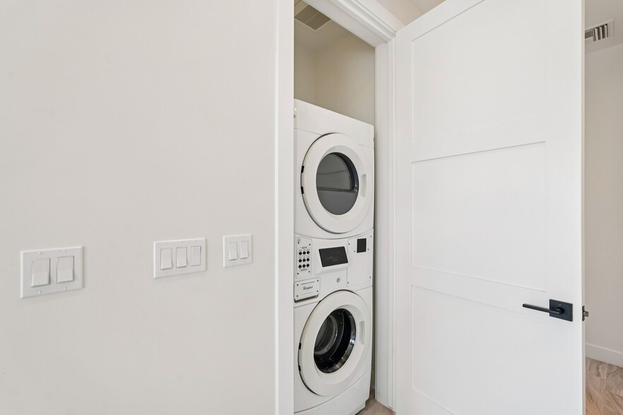 Building Photo - 910 E Roma Ave