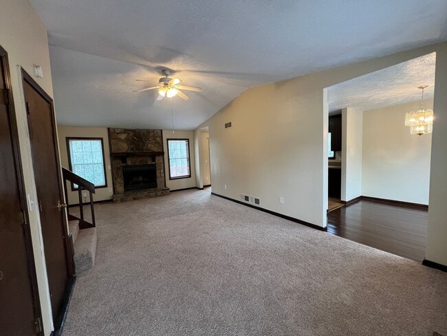 Building Photo - Great Split Level in Quiet Neighborhood!