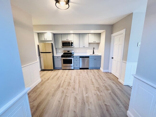Building Photo - NEWLY RENOVATED 3 BEDROOM PENTHOUSE CONDO ...