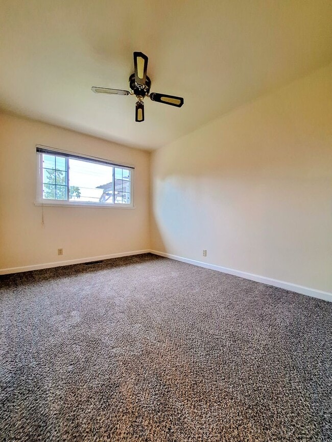 Building Photo - Charming Single Story 3bd House with Large...