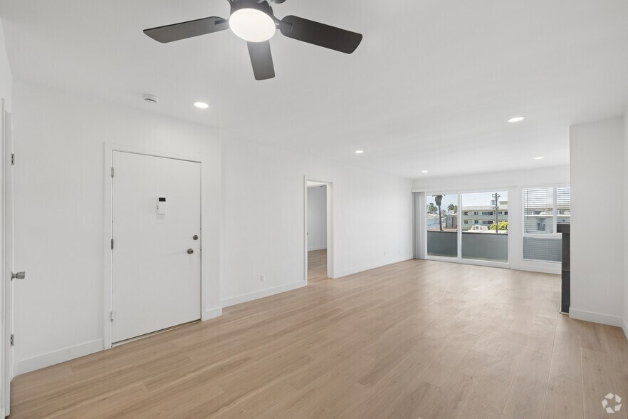 1BR, 1BA - 795SF - Living Room - Oceana Apartments