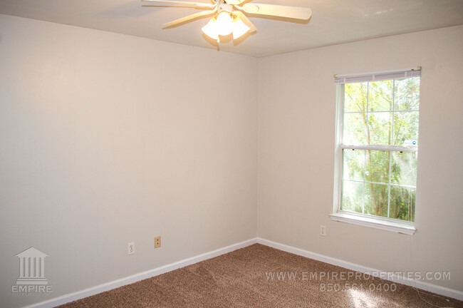 Building Photo - Spacious Central Townhome