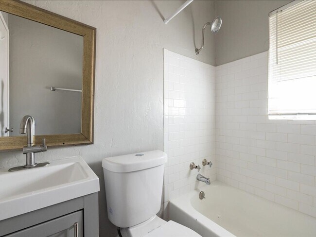 Building Photo - 2 Bedroom 1 Bathroom with Enclosed Backyard!