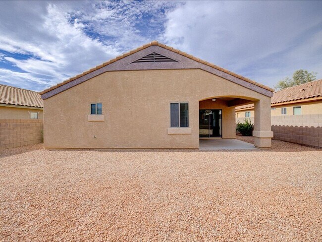 Building Photo - 3 Bedroom 2 Bathroom