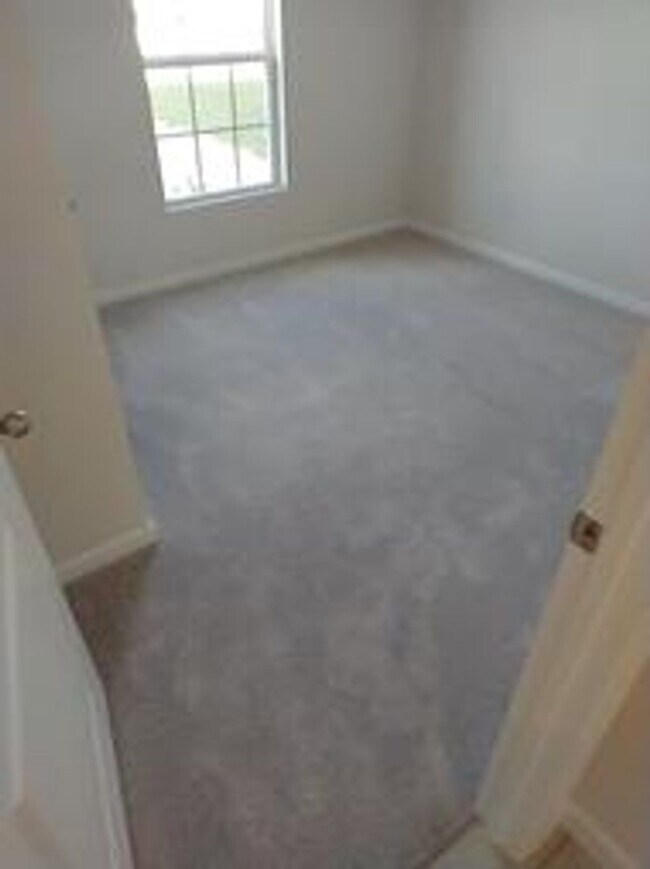 Building Photo - 4 Bedroom 2 Bathroom, Community pool