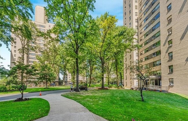 Building Photo - 9 Fordham Hill Oval